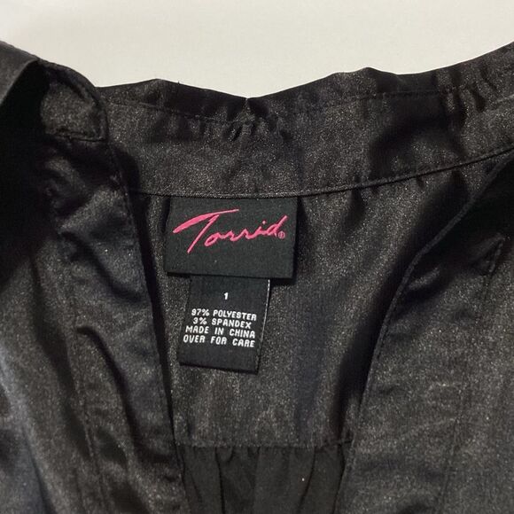 Torrid Black Blouse Button Front Short Sleeve Faux Silk Style Torrid size 1 1X - Picture 2 of 7